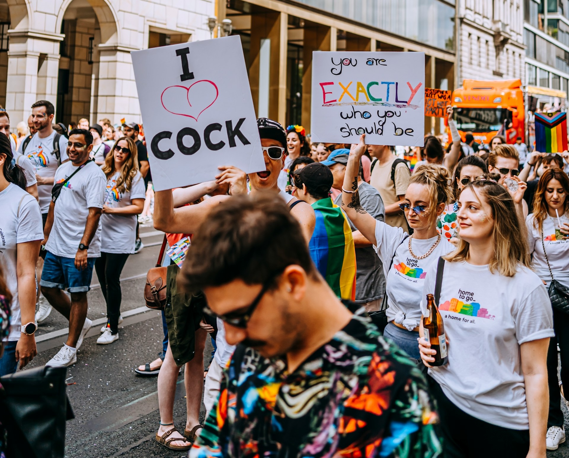 Regenbogenflaggen und Raver bei der UNLEASHED Berlin CSD 2025 Pride-Parade und Afterparty