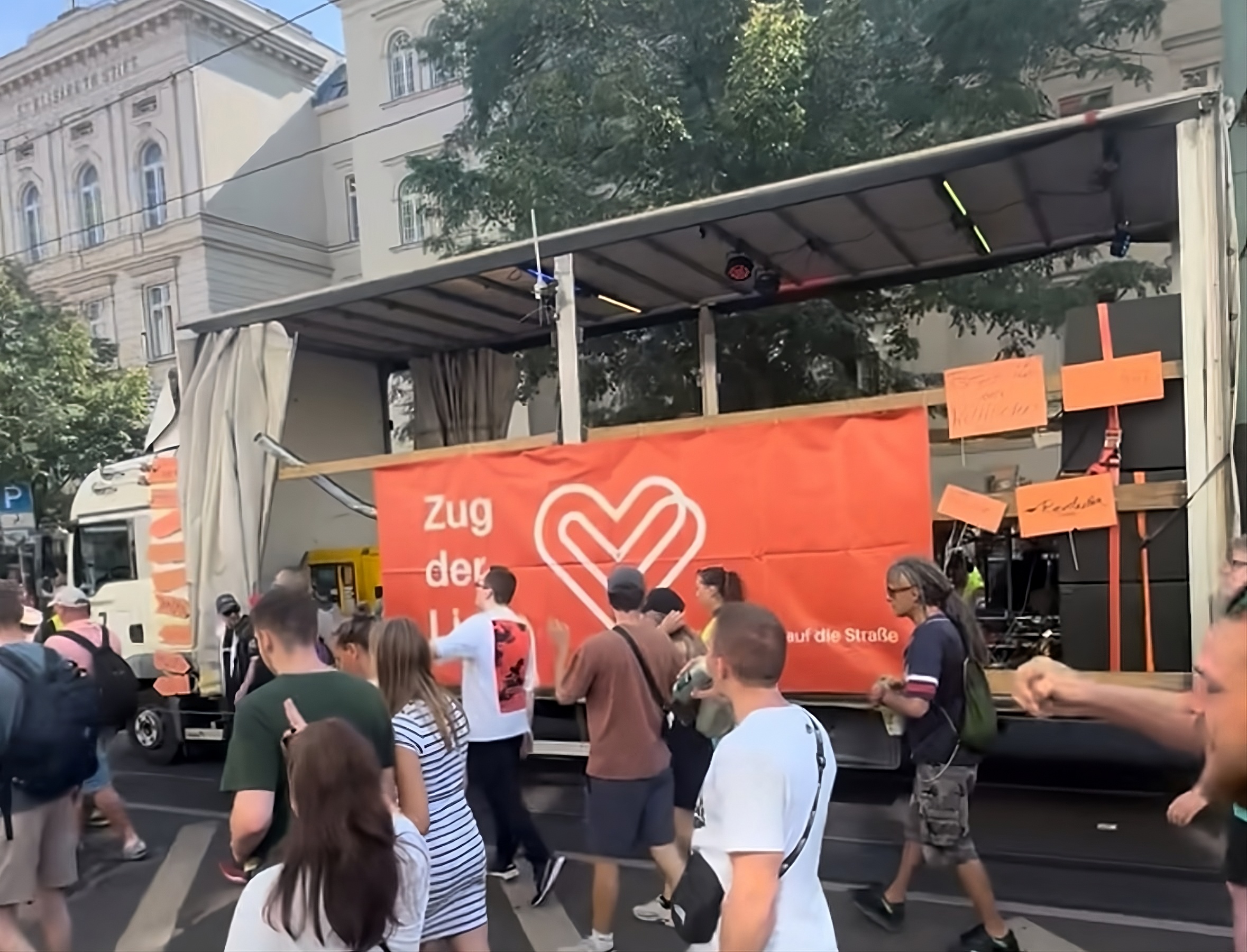 UNLEASHED-Crew tanzt auf der Straße bei der Techno-Parade Zug der Liebe 2025, Berlin